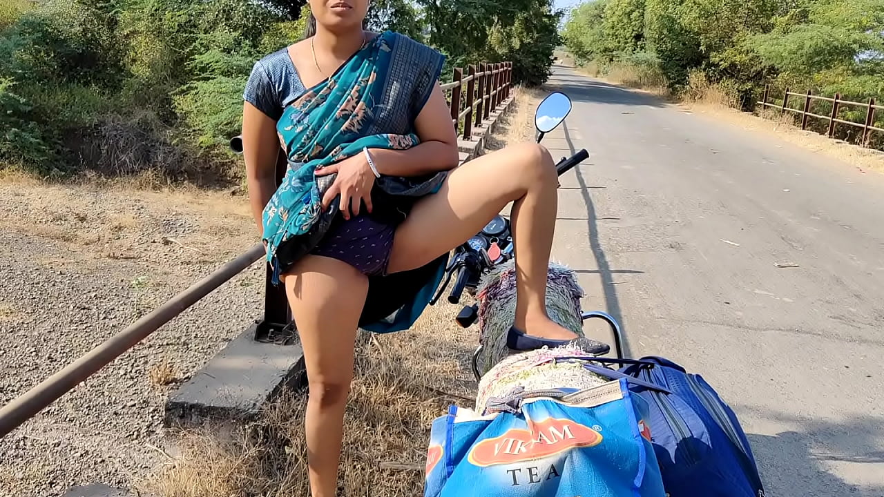 mydesi road pe randi bhabhi ne chut dikha kar jawan larke se chudwaya