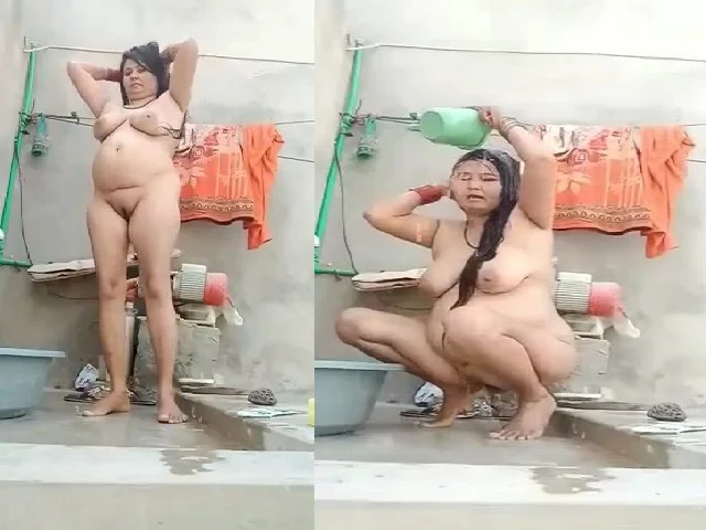 Eporner Desi Mature Milf bhabhi nude bath on Facebook video call with lover