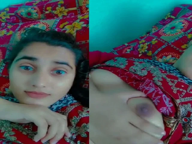 www xnxxcom xyz Very Beautiful Pakistani sexy maal showing her cute small boobs nude selfie video