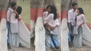 कॉलेज के ग्राउंड मे पेड़ के निचे किये देसी लवर ने खड़े खड़े चूत चुदाई देसी आउटडोर सेक्स एमएमएस