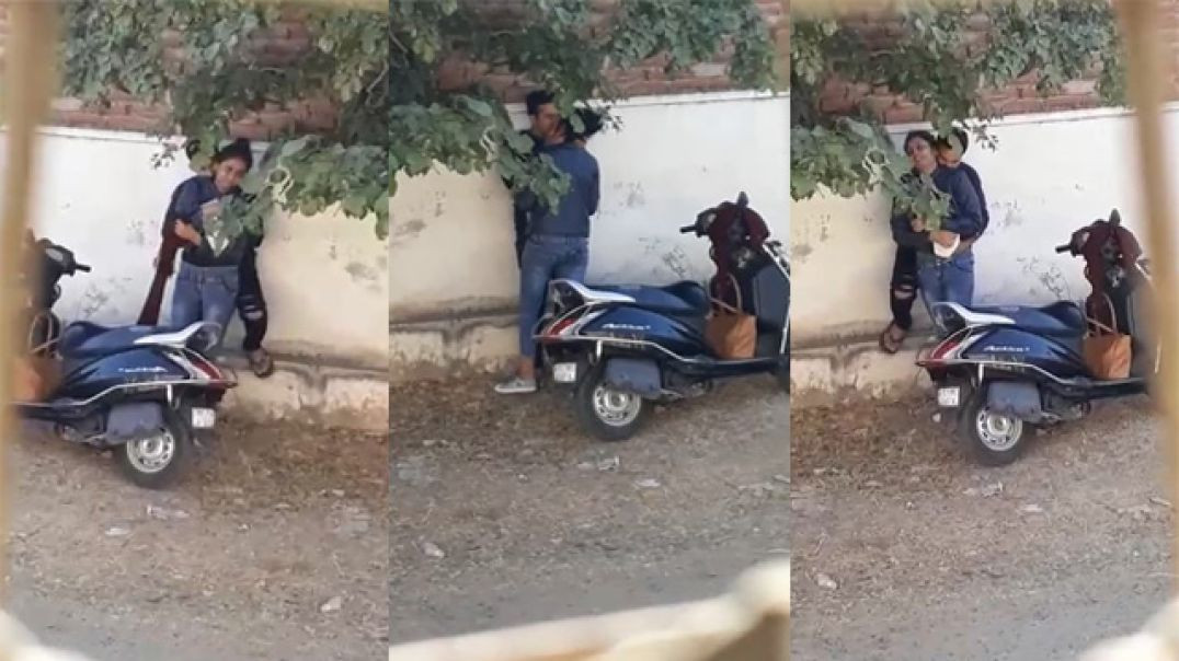 Free Indian mms Porn video sexy college girl pussy fingering in public place